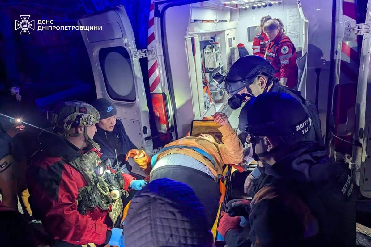 Спасатели рассказали, что на месте ракетной атаки продолжается поисково-спасательная операция