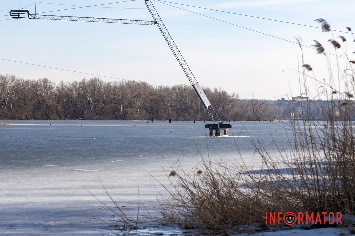 Рискуют жизнью: в Днепре рыбаки массово выходят на хрупкий лед в +15 градусов.