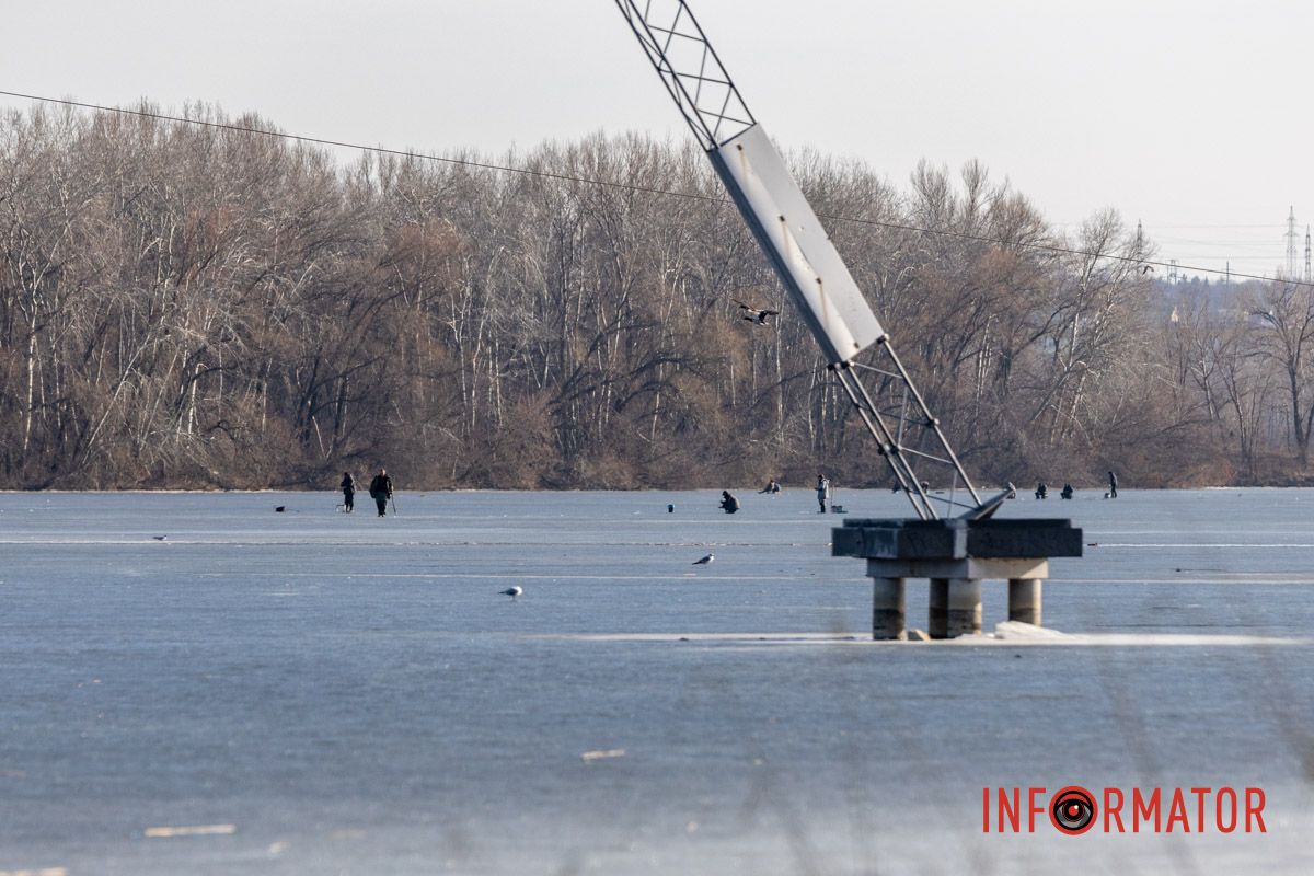 Рискуют жизнью: в Днепре рыбаки массово выходят на хрупкий лед в +15 градусов.