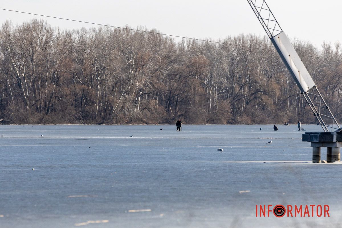 Рискуют жизнью: в Днепре рыбаки массово выходят на хрупкий лед в +15 градусов.