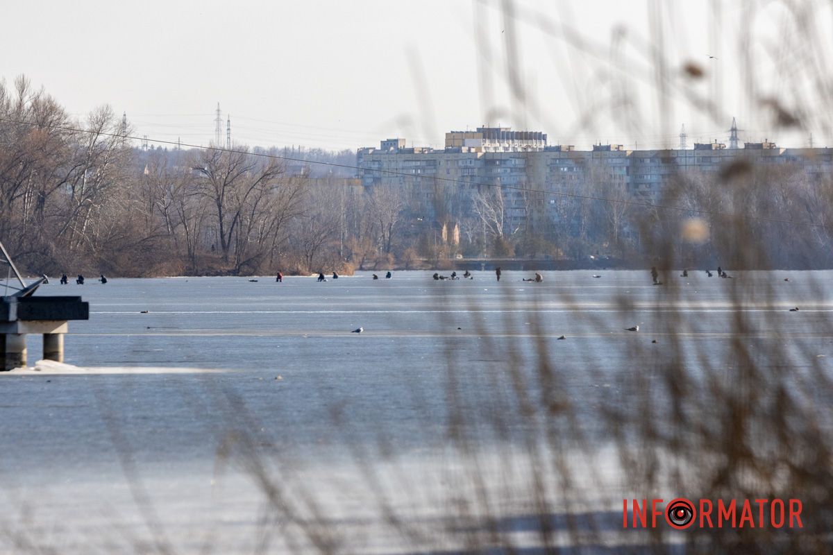Рискуют жизнью: в Днепре рыбаки массово выходят на хрупкий лед в +15 градусов.