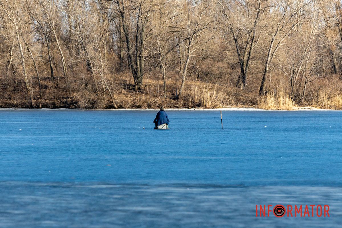 Рискуют жизнью: в Днепре рыбаки массово выходят на хрупкий лед в +15 градусов.