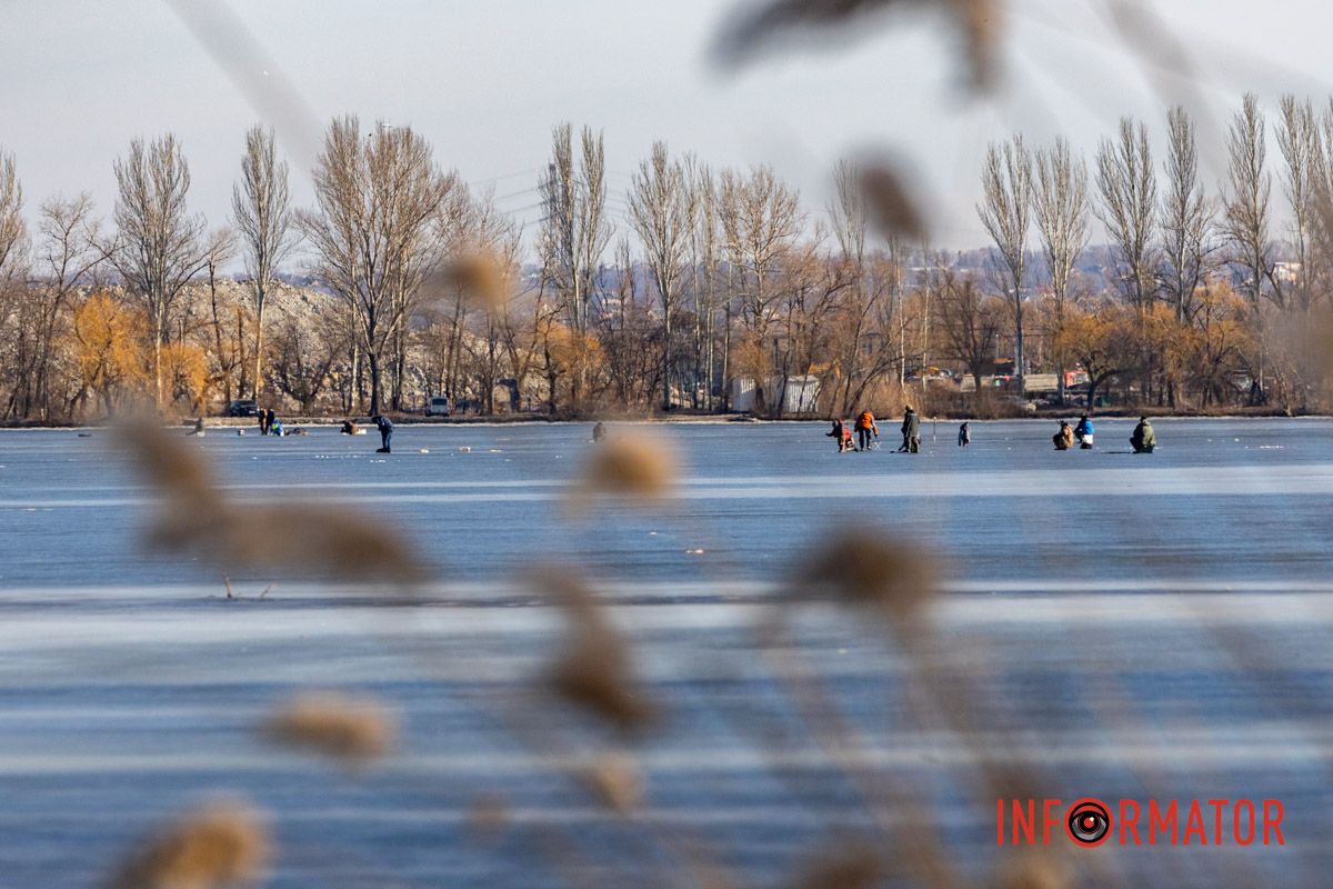 Рискуют жизнью: в Днепре рыбаки массово выходят на хрупкий лед в +15 градусов.