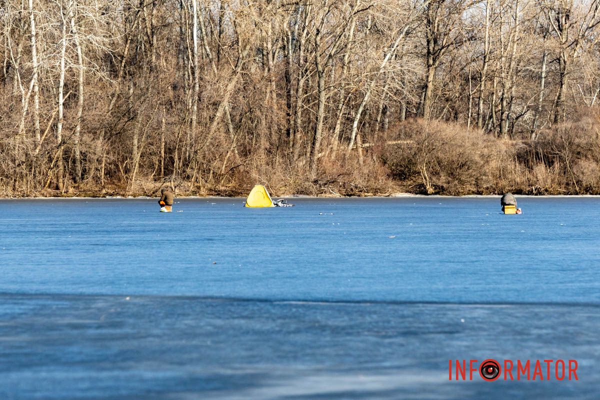Рискуют жизнью: в Днепре рыбаки массово выходят на хрупкий лед в +15 градусов.