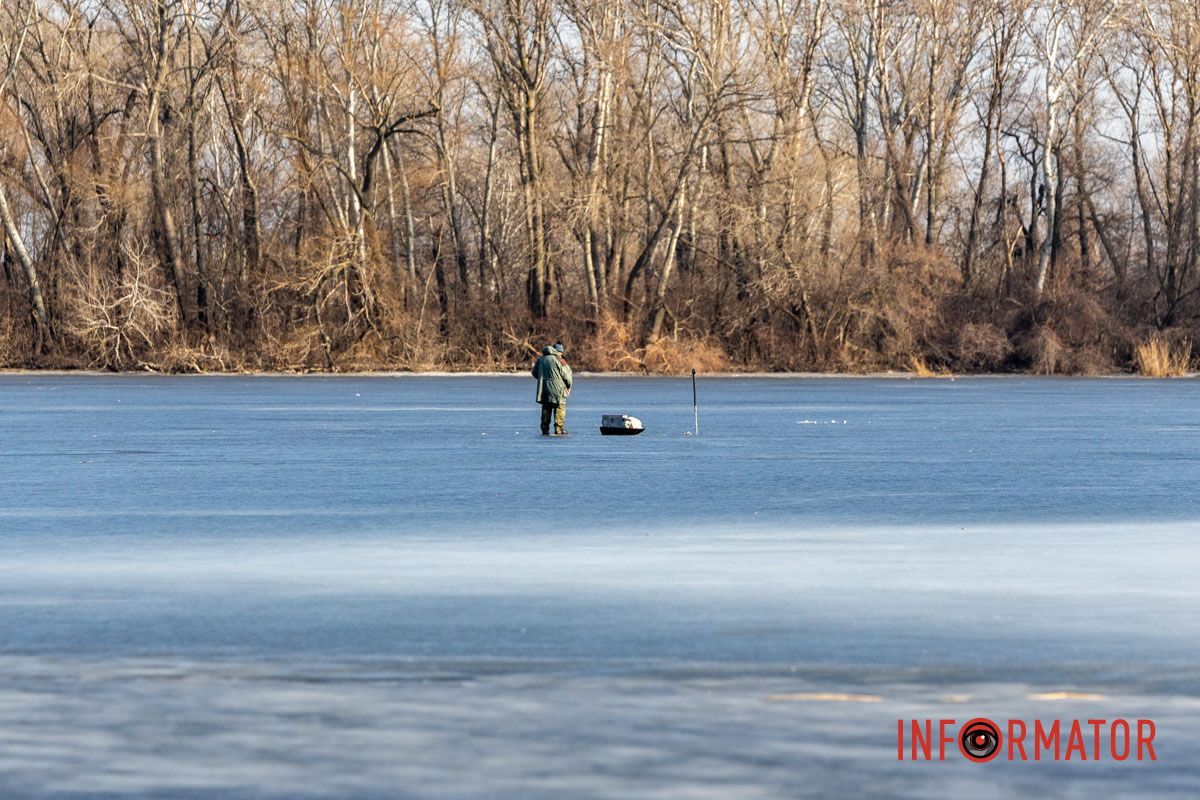 Рискуют жизнью: в Днепре рыбаки массово выходят на хрупкий лед в +15 градусов.