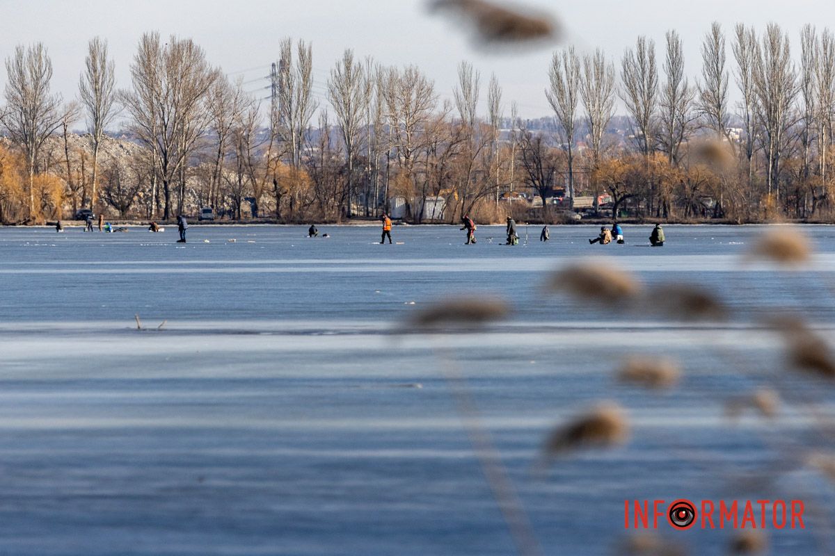 Рискуют жизнью: в Днепре рыбаки массово выходят на хрупкий лед в +15 градусов.