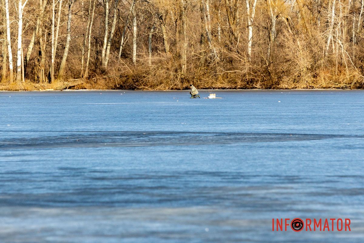 Рискуют жизнью: в Днепре рыбаки массово выходят на хрупкий лед в +15 градусов.