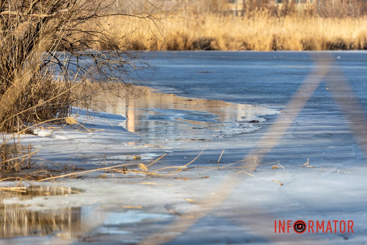 Рискуют жизнью: в Днепре рыбаки массово выходят на хрупкий лед в +15 градусов.