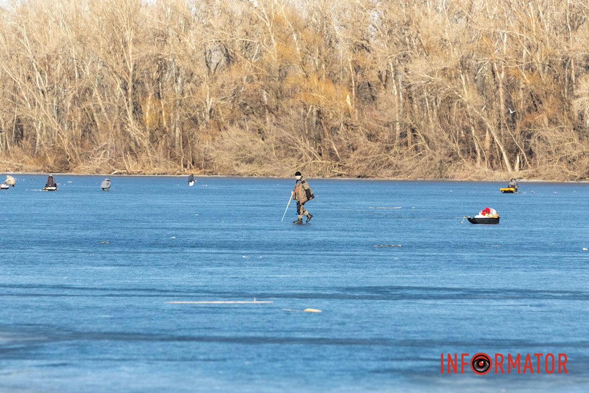 Рискуют жизнью: в Днепре рыбаки массово выходят на хрупкий лед в +15 градусов.