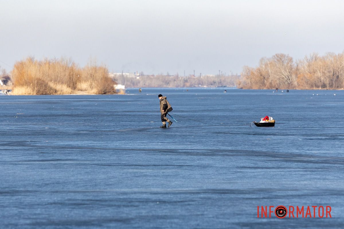 Рискуют жизнью: в Днепре рыбаки массово выходят на хрупкий лед в +15 градусов.