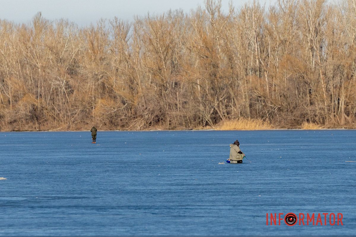 Рискуют жизнью: в Днепре рыбаки массово выходят на хрупкий лед в +15 градусов.