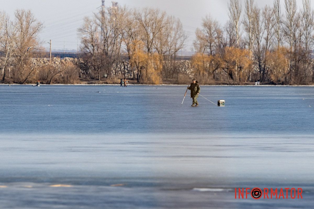 Рискуют жизнью: в Днепре рыбаки массово выходят на хрупкий лед в +15 градусов.