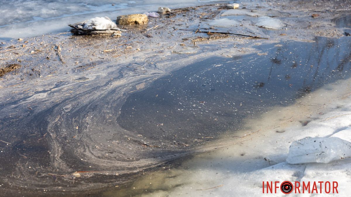 У Кам’янському чоловік провалився у крижану воду: його дістали рятувальники