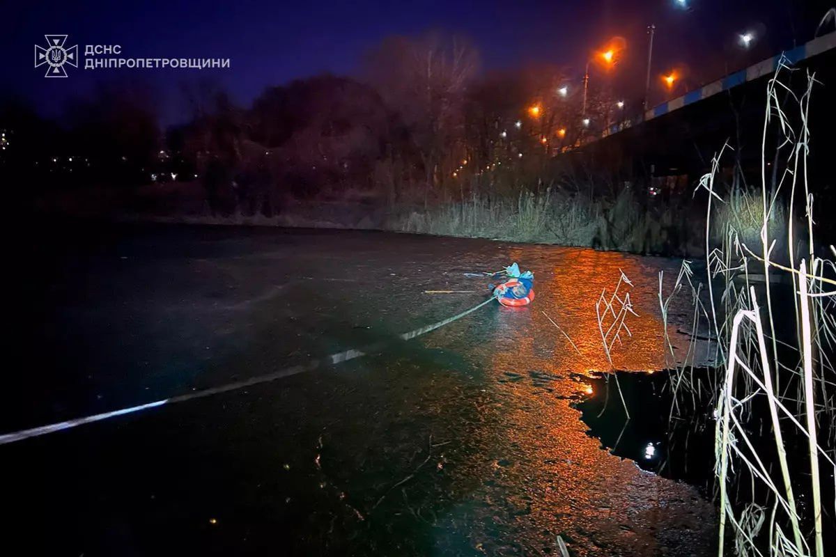 Кадры спасения мужчины из воды Кадры спасения мужчины из воды