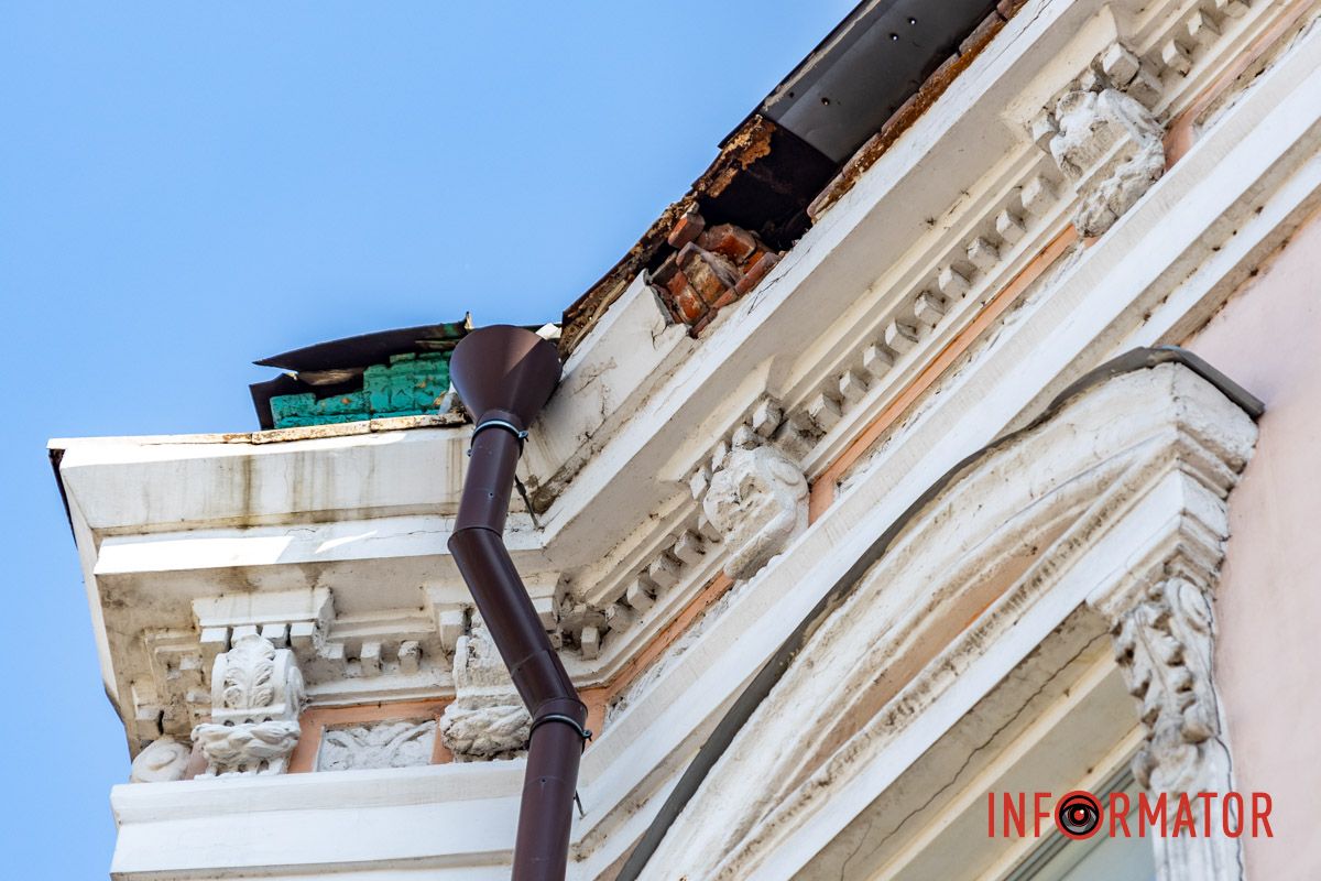 Цегла падає просто на тротуар: у Дніпрі обвалюється фасад будинку на Яворницького 14