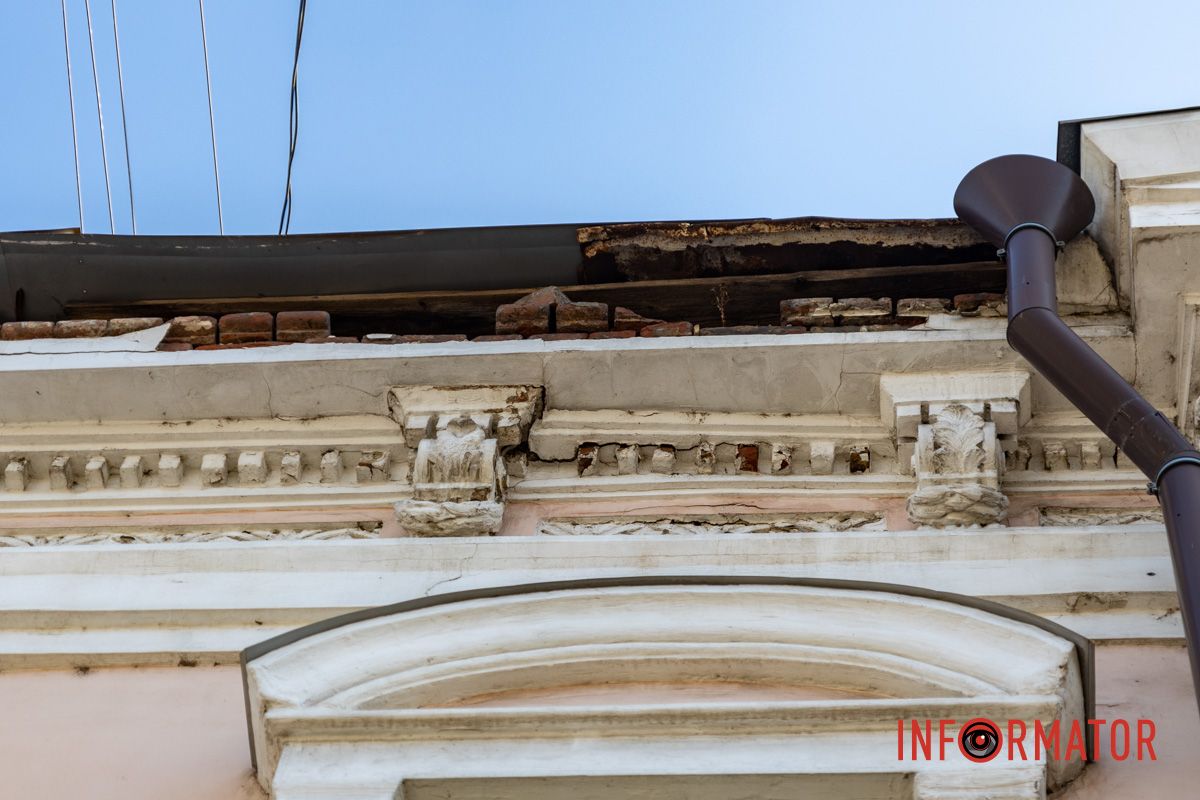 Цегла падає просто на тротуар: у Дніпрі обвалюється фасад будинку на Яворницького 13