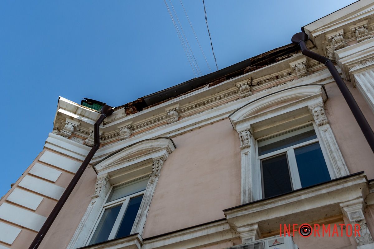 Цегла падає просто на тротуар: у Дніпрі обвалюється фасад будинку на Яворницького 12