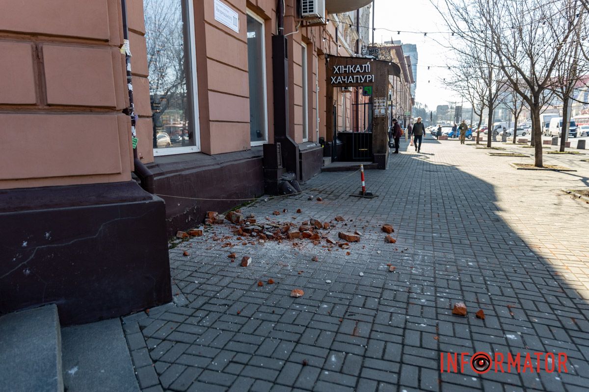 Цегла падає просто на тротуар: у Дніпрі обвалюється фасад будинку на Яворницького 11