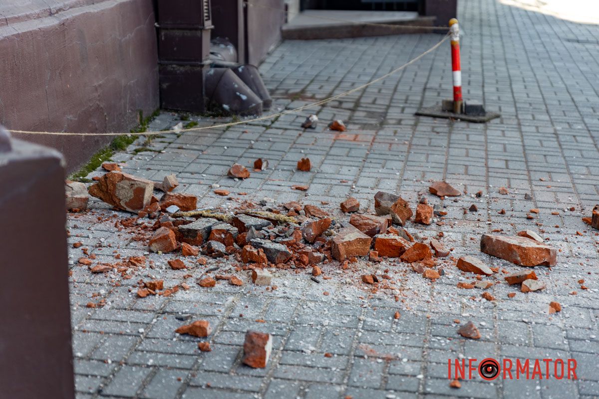 Цегла падає просто на тротуар: у Дніпрі обвалюється фасад будинку на Яворницького 10