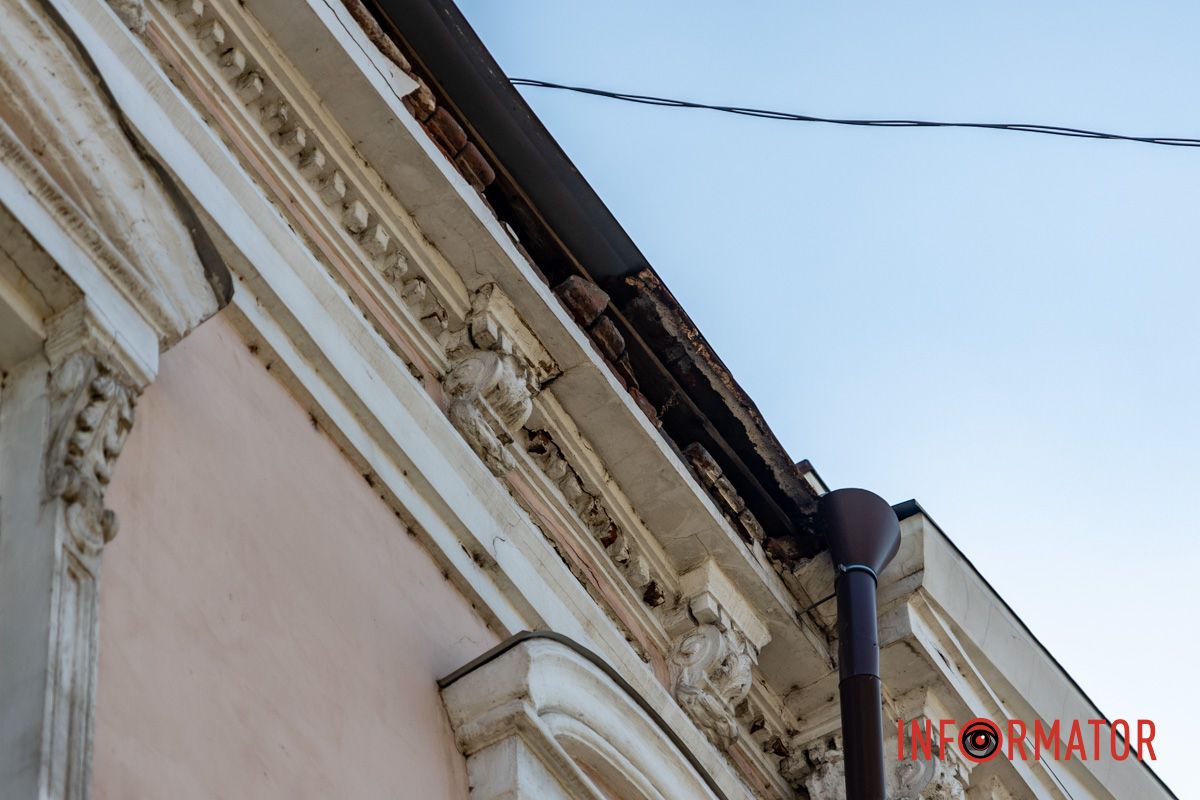 Цегла падає просто на тротуар: у Дніпрі обвалюється фасад будинку на Яворницького 9