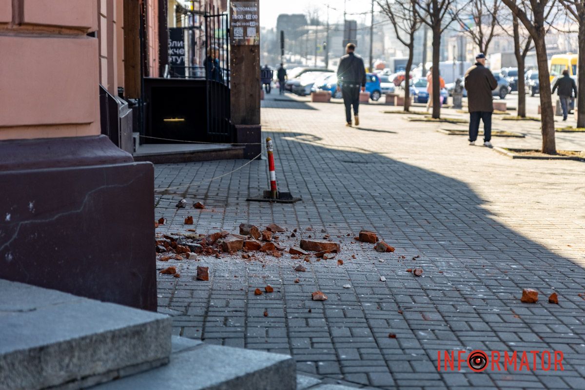Цегла падає просто на тротуар: у Дніпрі обвалюється фасад будинку на Яворницького 7