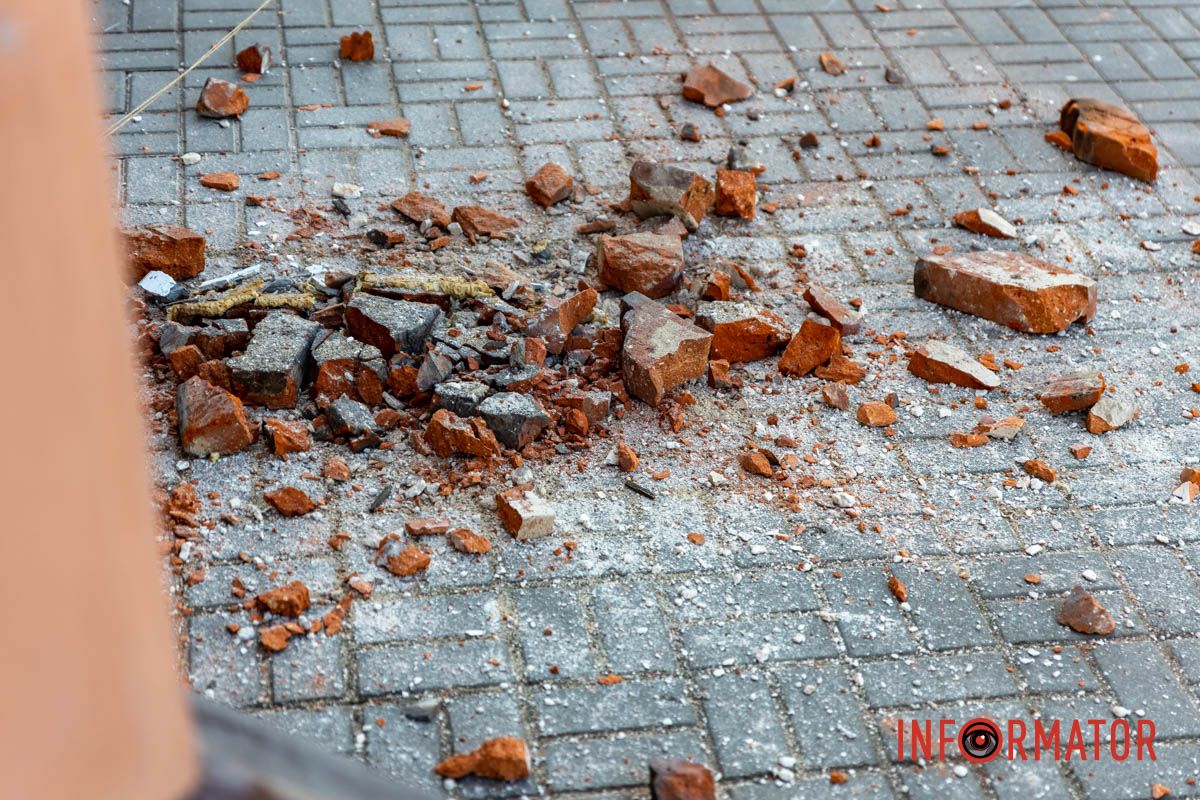 Цегла падає просто на тротуар: у Дніпрі обвалюється фасад будинку на Яворницького 6