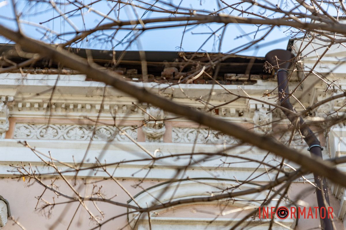 Цегла падає просто на тротуар: у Дніпрі обвалюється фасад будинку на Яворницького 4