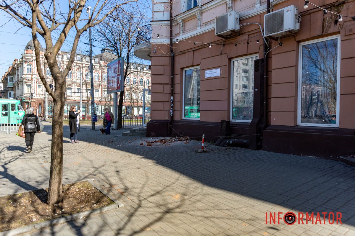 Цегла падає просто на тротуар: у Дніпрі обвалюється фасад будинку на Яворницького 3