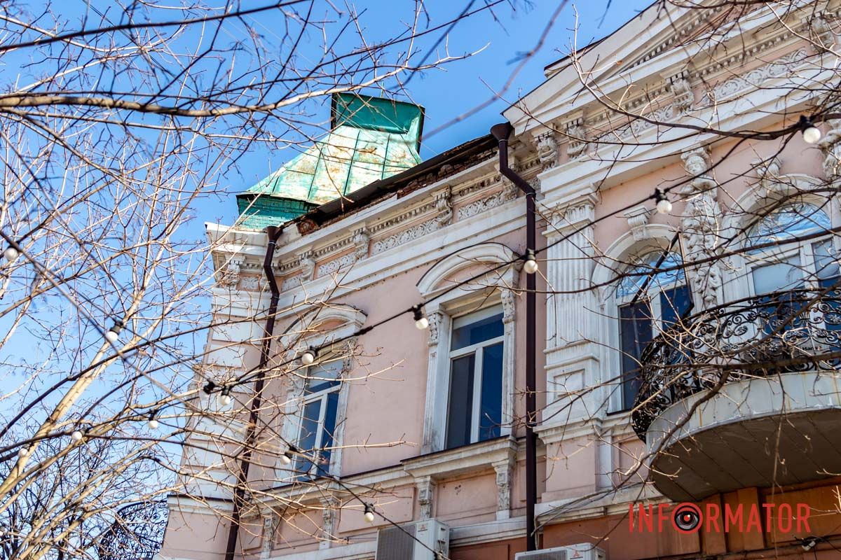 Цегла падає просто на тротуар: у Дніпрі обвалюється фасад будинку на Яворницького 1