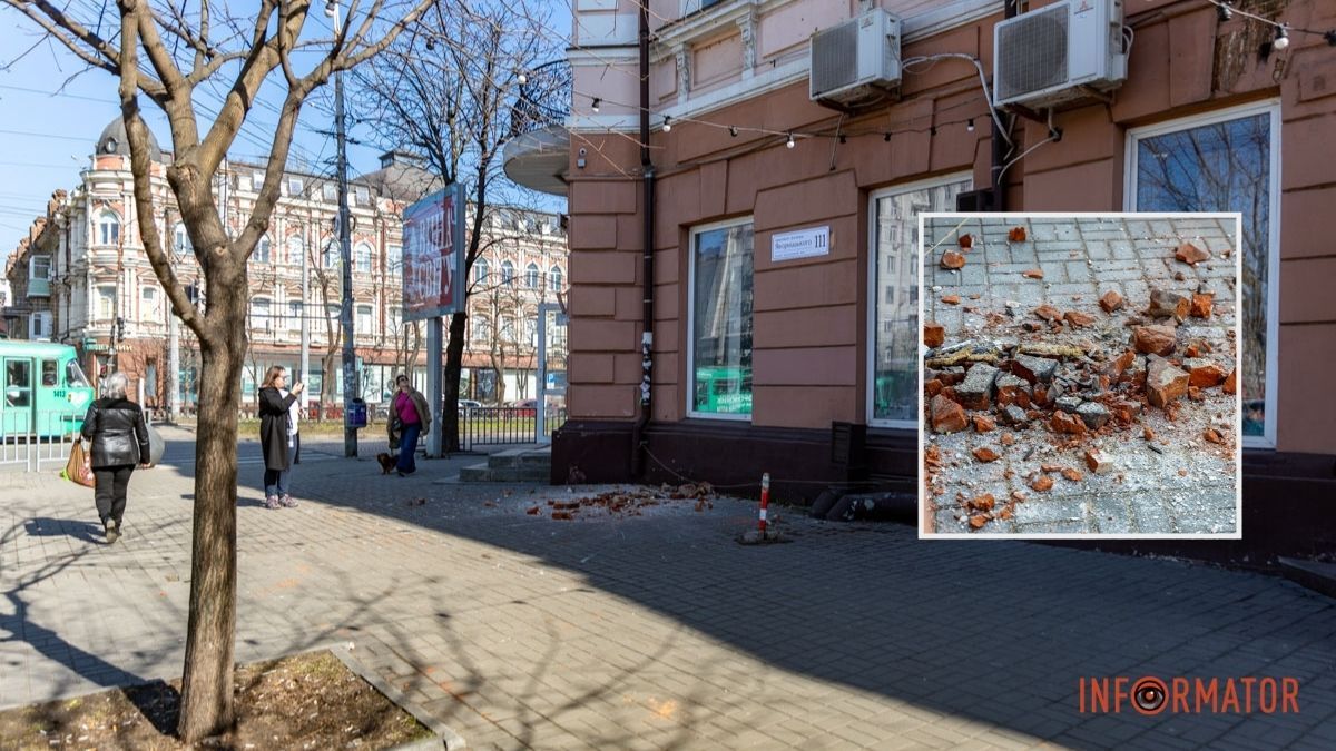 Цегла падає просто на тротуар: у Дніпрі обвалюється фасад будинку на Яворницького