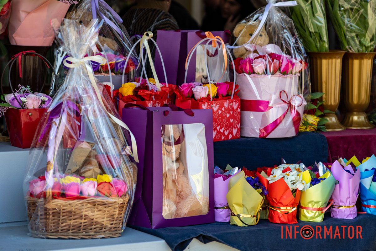 В продаже есть и мягкие игрушки Цветочный бум: сколько стоят цветы в Днепре перед 8 марта 22
