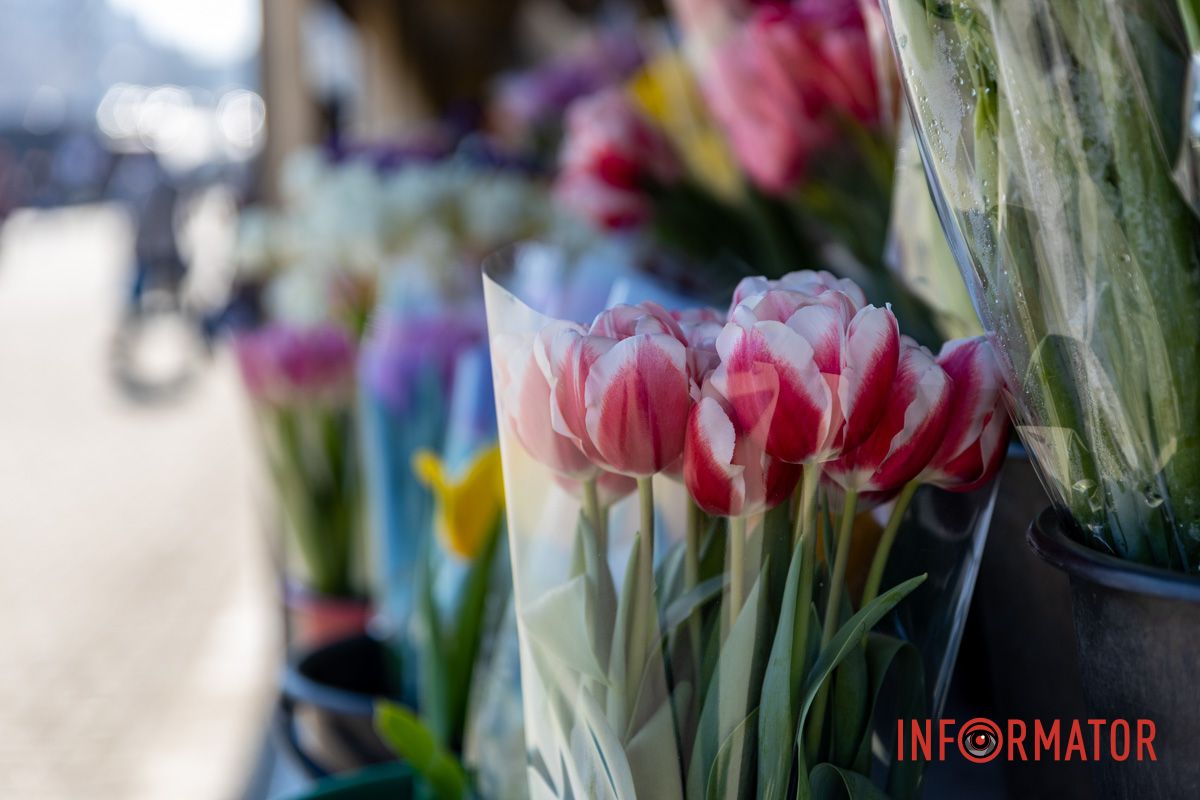 Перед праздником выбор цветов особенно велик Цветочный бум: сколько стоят цветы в Днепре перед 8 марта 17