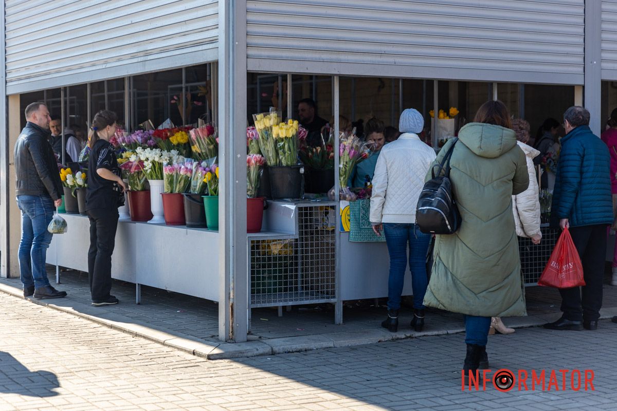 Тюльпаны – самый популярный выбор среди покупателей Цветочный бум: сколько стоят цветы в Днепре перед 8 марта 13