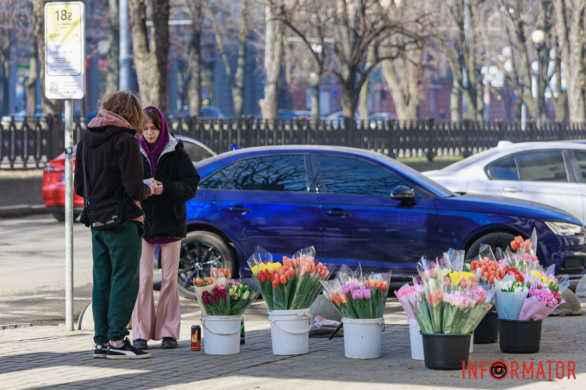 На проспекті Яворницького, 46, за один тюльпан просили 70 гривень На проспекті Яворницького, 46, за один тюльпан просили 70 гривень
