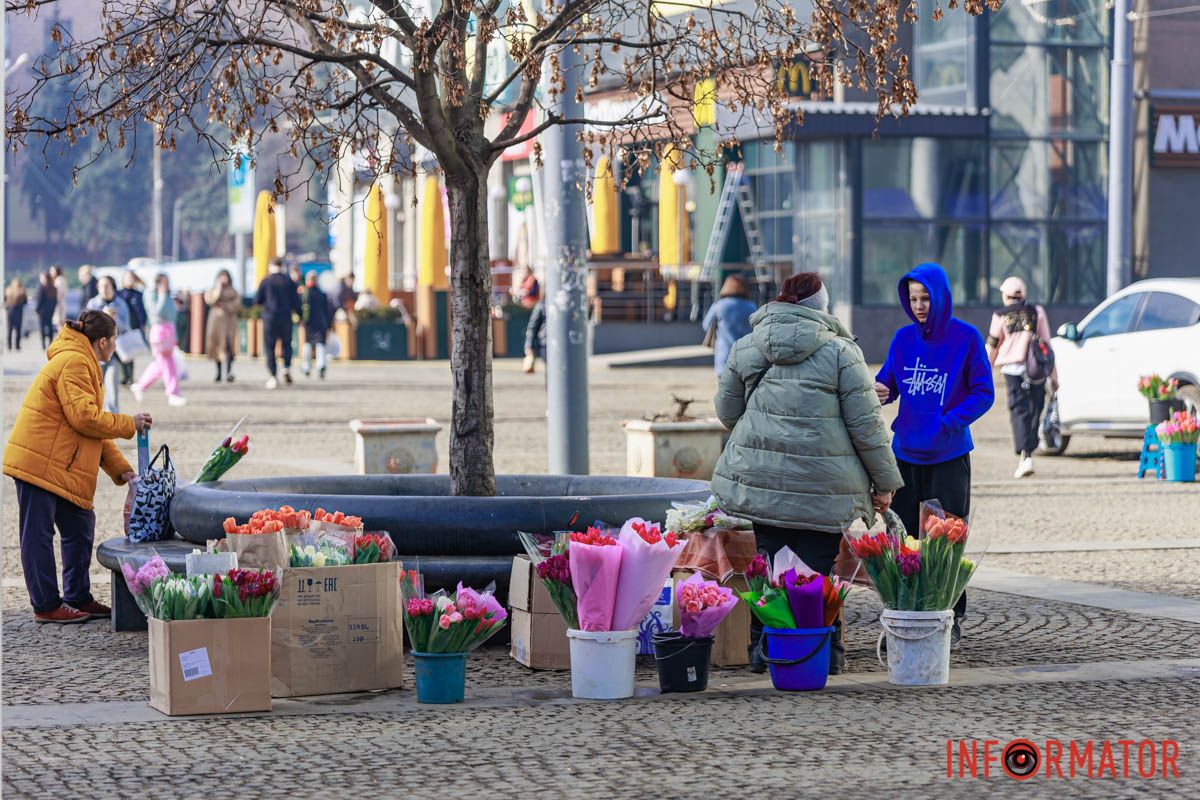 На Європейській площі квіти продавали у декількох місцях На Європейській площі квіти продавали у декількох місцях