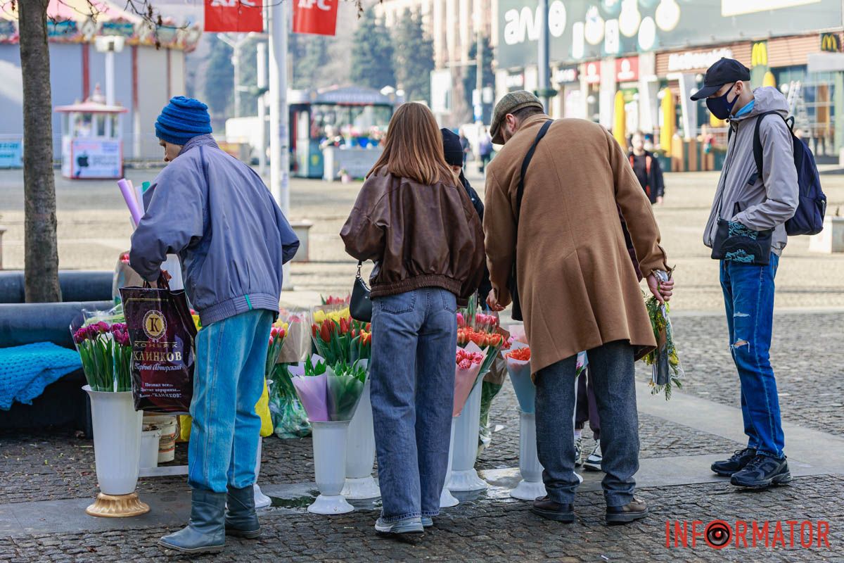 Ціна тюльпана на Європейській площі – 70 гривень Ціна тюльпана на Європейській площі – 70 гривень