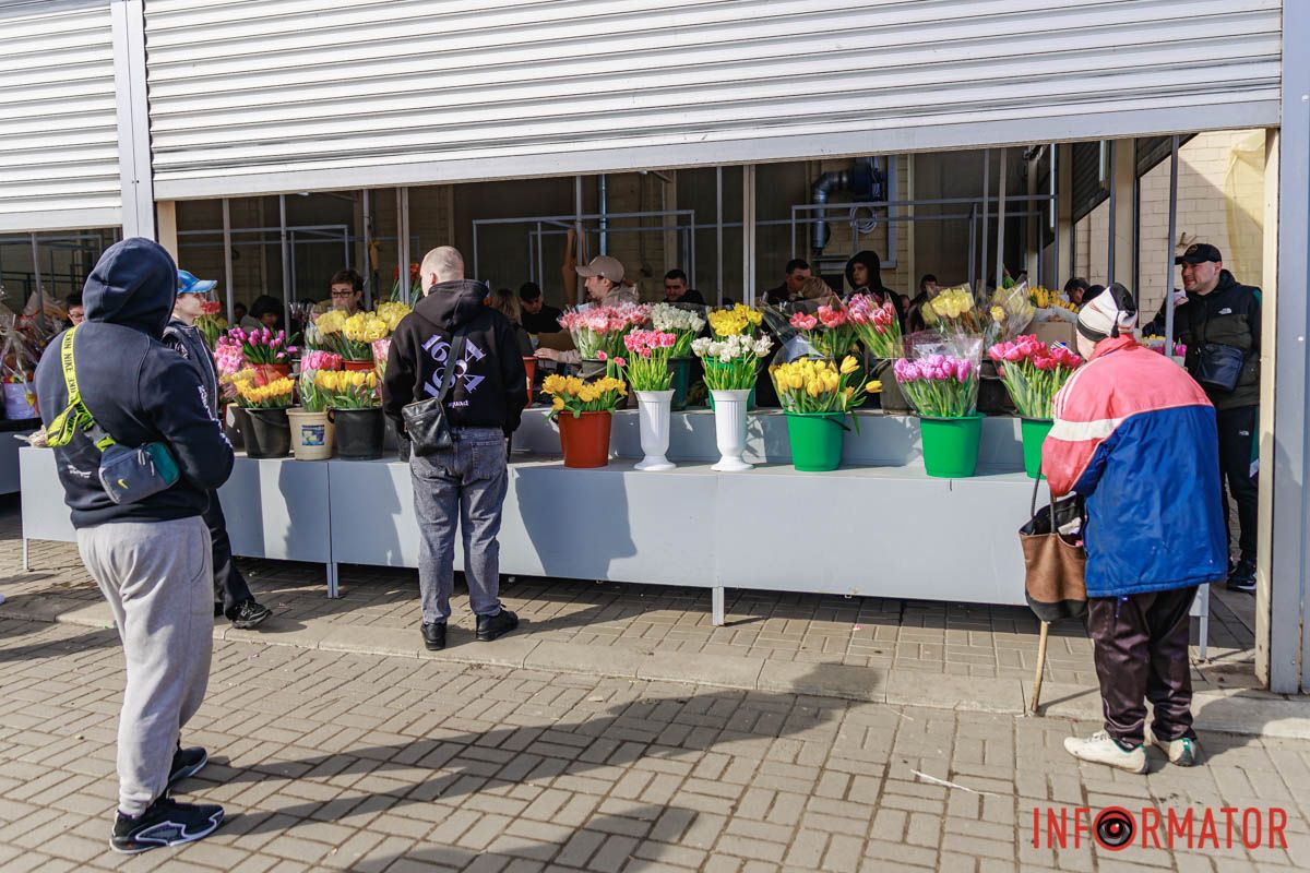 Відмітимо, що 7 березня вартість тюльпанів тут була такою самою Відмітимо, що 7 березня вартість тюльпанів тут була такою самою