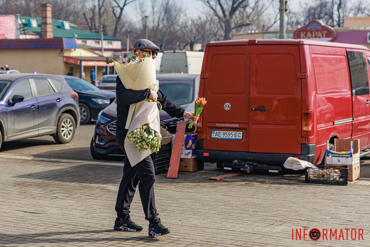 На вході в ринок “Озерка” тюльпани продають по 60 гривень за штуку На вході в ринок “Озерка” тюльпани продають по 60 гривень за штуку