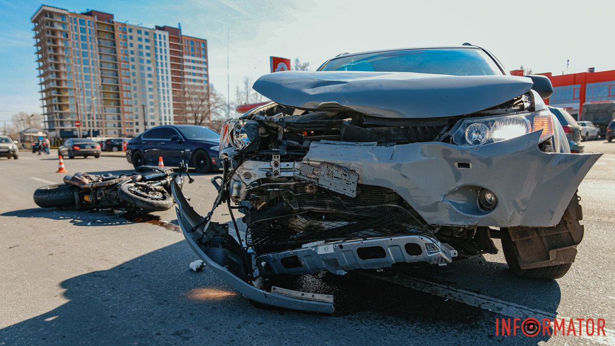 У Дніпрі на Набережній Перемоги Mitsubishi зіштовхнувся з мотоциклістом: є постраждалий