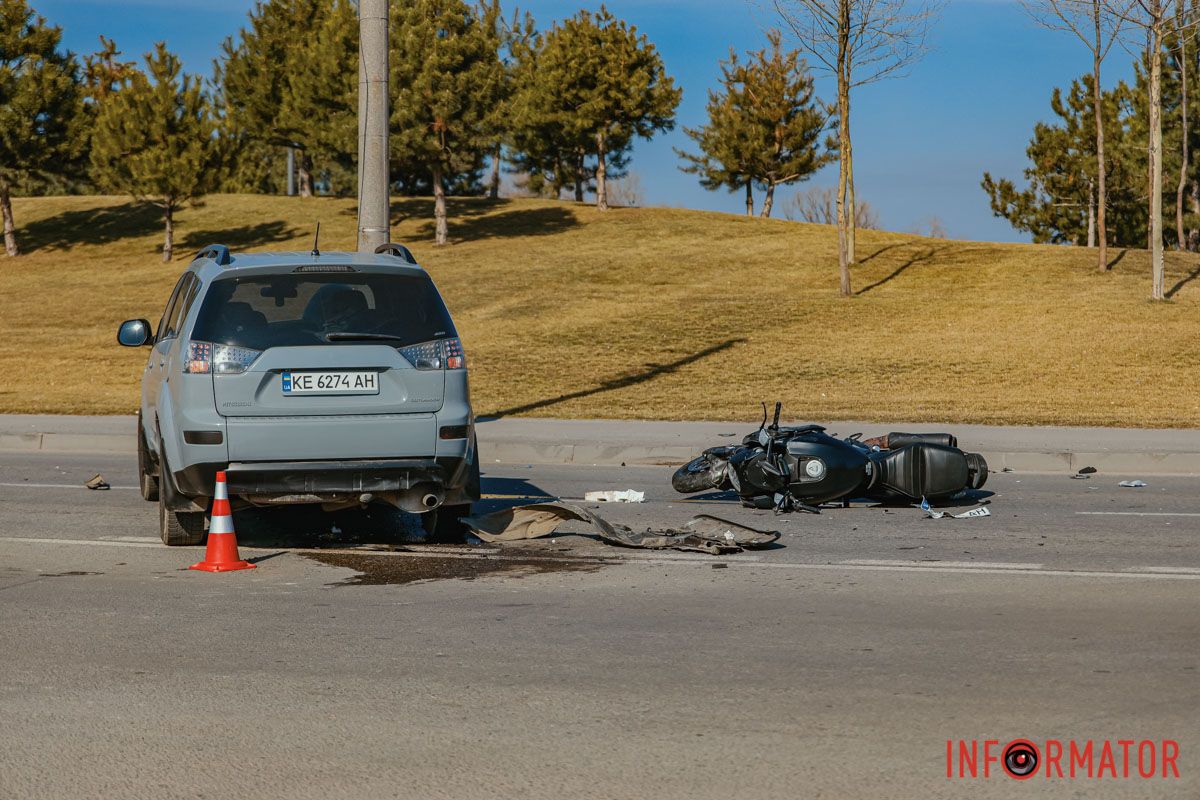 Фото: Денис Чубченко  У Дніпрі на Набережній Перемоги Mitsubishi зіштовхнувся з мотоциклістом: є постраждалий 15