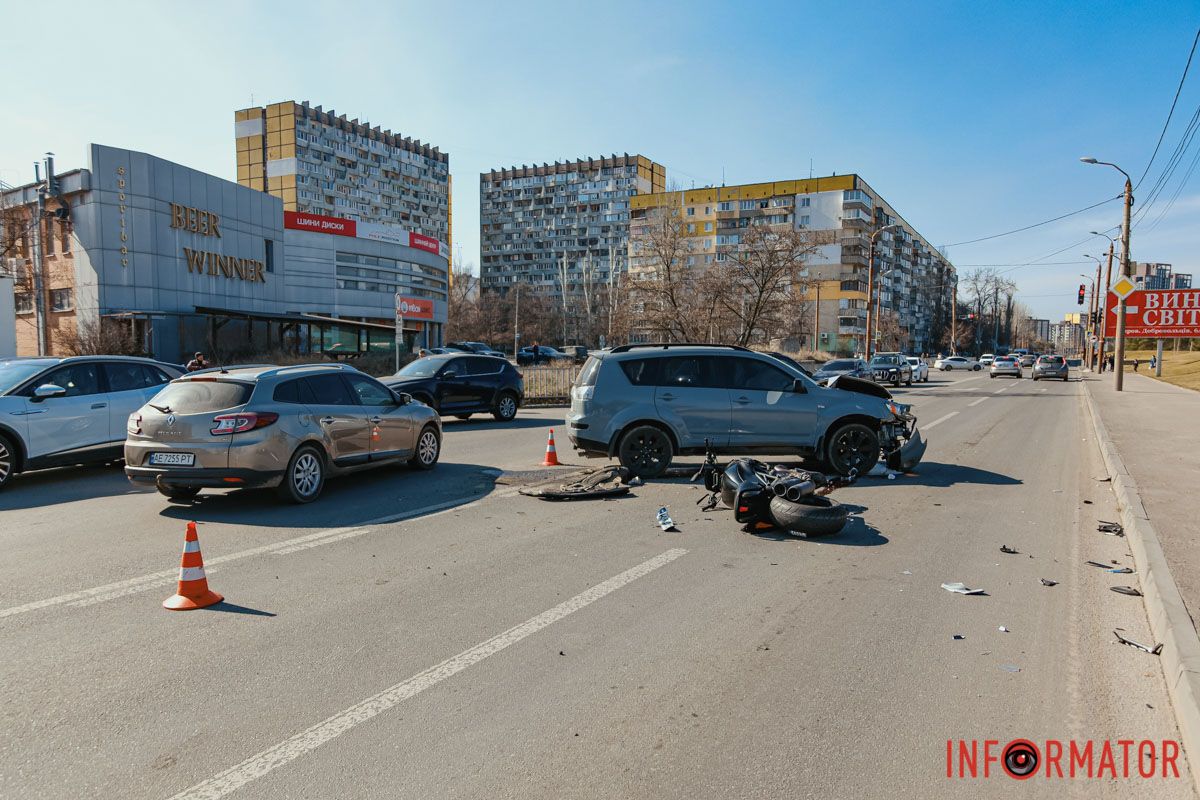 Сюди приїхали правоохоронці У Дніпрі на Набережній Перемоги Mitsubishi зіштовхнувся з мотоциклістом: є постраждалий 3