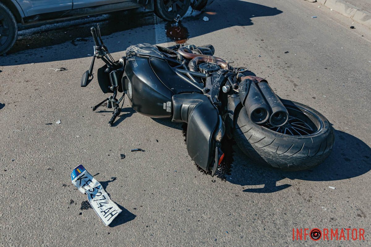 Рух на цій ділянці не ускладнений У Дніпрі на Набережній Перемоги Mitsubishi зіштовхнувся з мотоциклістом: є постраждалий 4