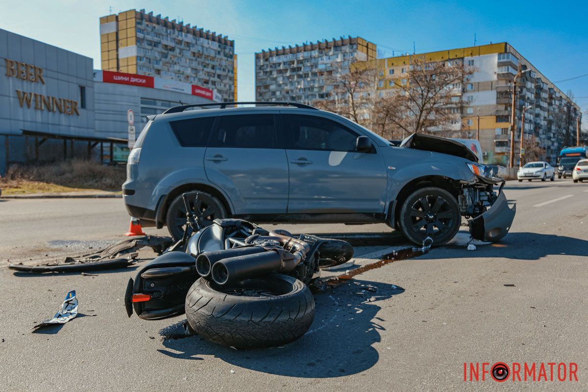 Про це повідомляє Інформатор з місця події У Дніпрі на Набережній Перемоги Mitsubishi зіштовхнувся з мотоциклістом: є постраждалий 5