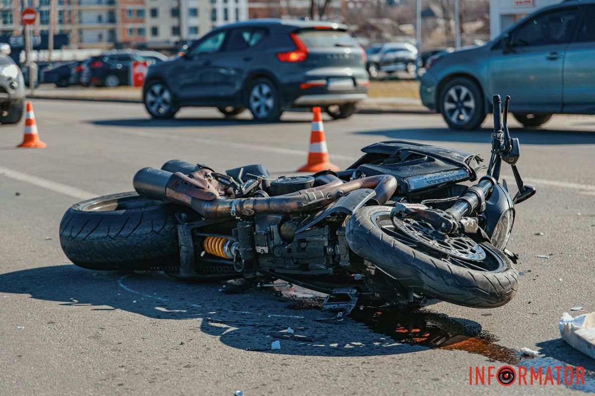Його доставили до лікарні У Дніпрі на Набережній Перемоги Mitsubishi зіштовхнувся з мотоциклістом: є постраждалий 8