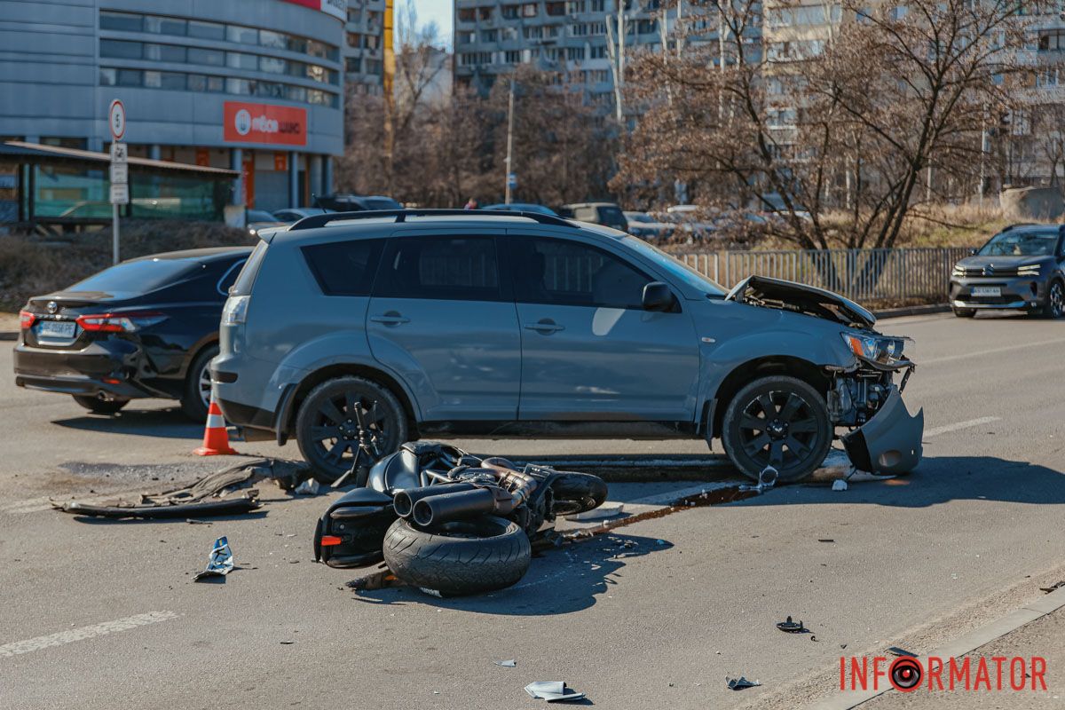 Мотоцикліст постраждав У Дніпрі на Набережній Перемоги Mitsubishi зіштовхнувся з мотоциклістом: є постраждалий 7