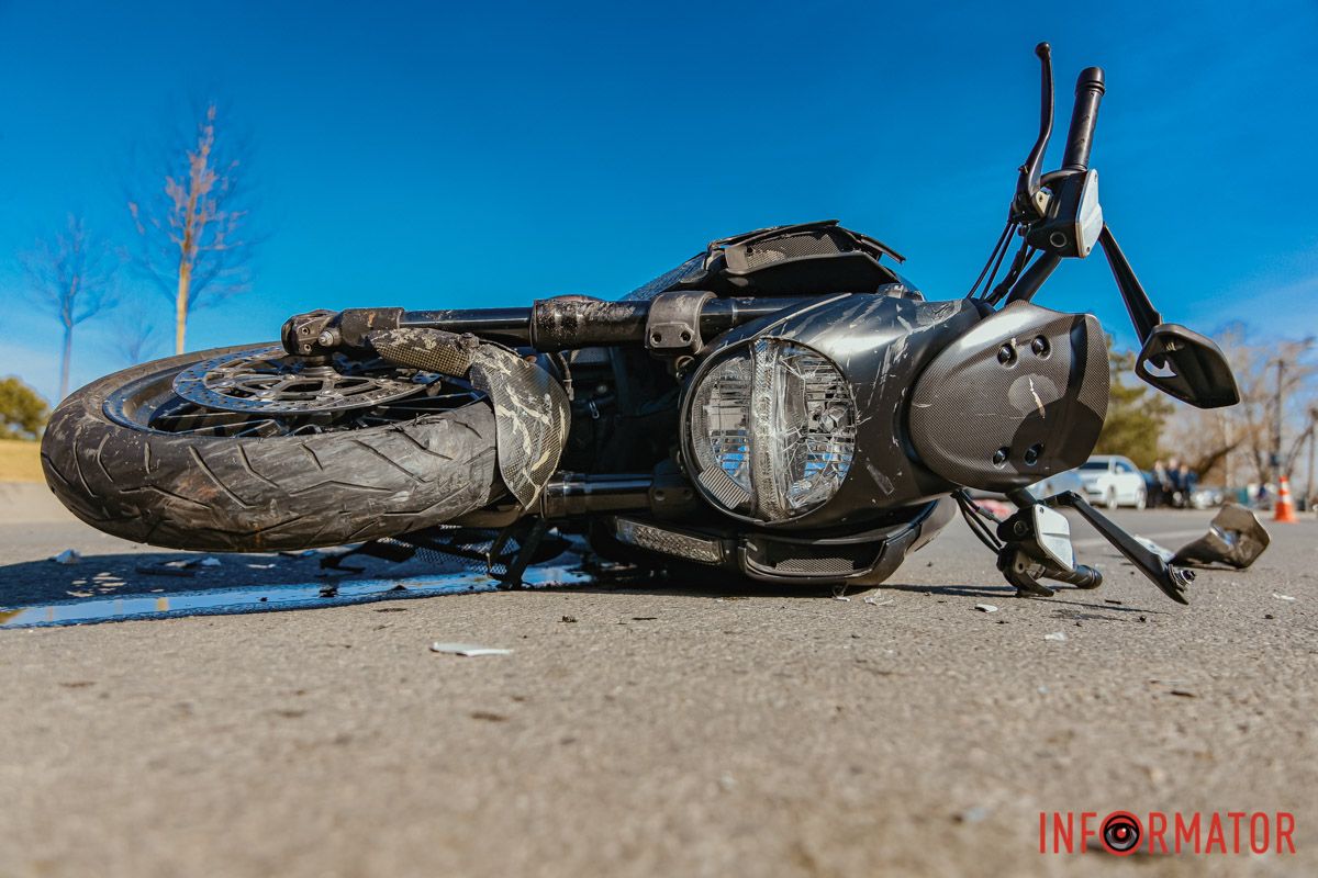 За даними від патрульних, інцидент стався близько 12:00 У Дніпрі на Набережній Перемоги Mitsubishi зіштовхнувся з мотоциклістом: є постраждалий 6