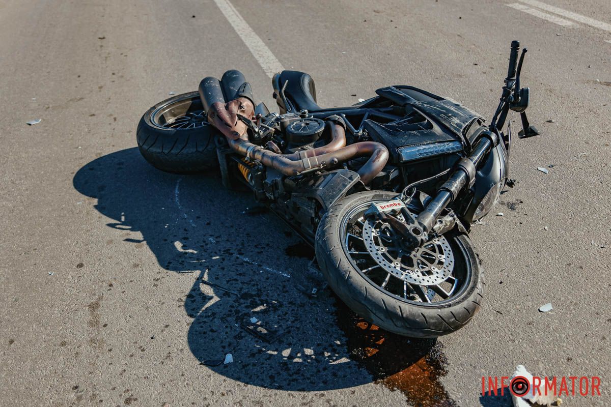 Будьте обережні У Дніпрі на Набережній Перемоги Mitsubishi зіштовхнувся з мотоциклістом: є постраждалий 10