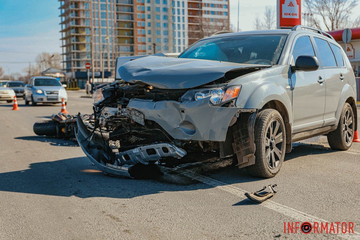 Дотримуйтесь ПДР У Дніпрі на Набережній Перемоги Mitsubishi зіштовхнувся з мотоциклістом: є постраждалий 11