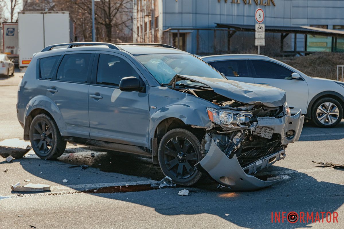Не поспішайте У Дніпрі на Набережній Перемоги Mitsubishi зіштовхнувся з мотоциклістом: є постраждалий 12