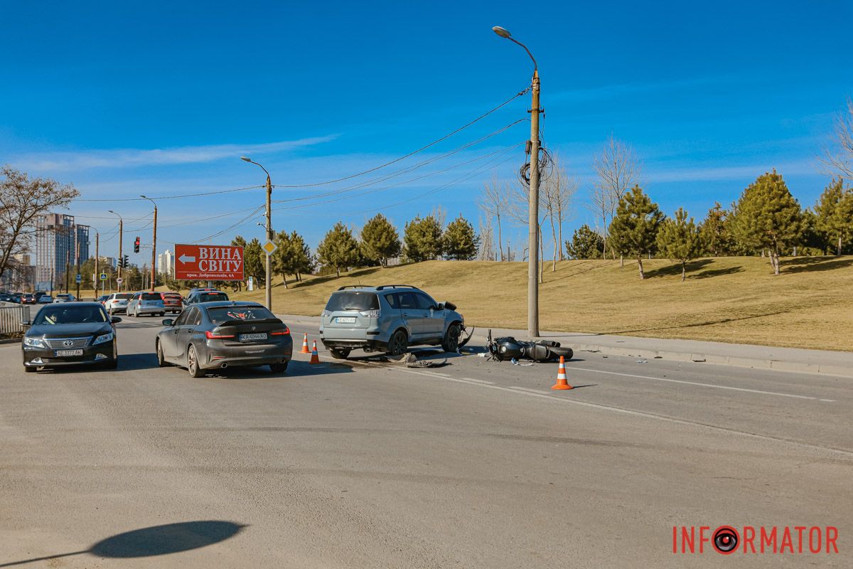 Місце огородили  У Дніпрі на Набережній Перемоги Mitsubishi зіштовхнувся з мотоциклістом: є постраждалий 14